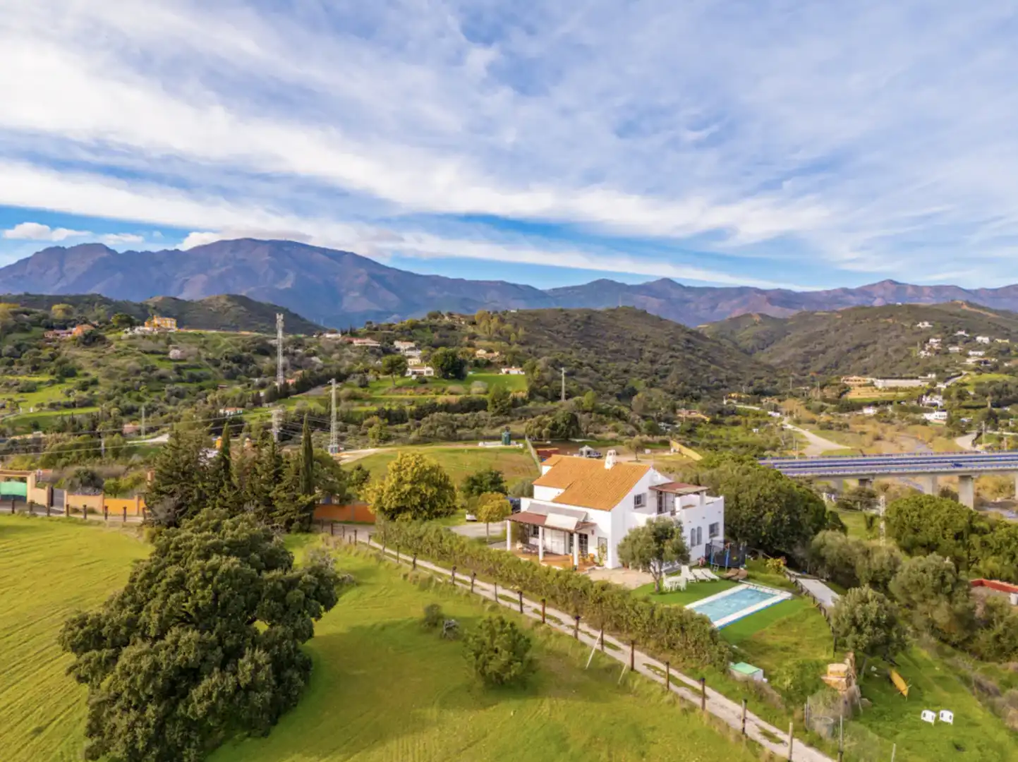Vista exterior de Casa adosada en venta en Estepona con Calefacción, Jardín privado y Terraza