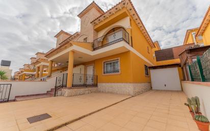 Vista exterior de Casa adosada en venda en Cox amb Balcó i Piscina comunitària