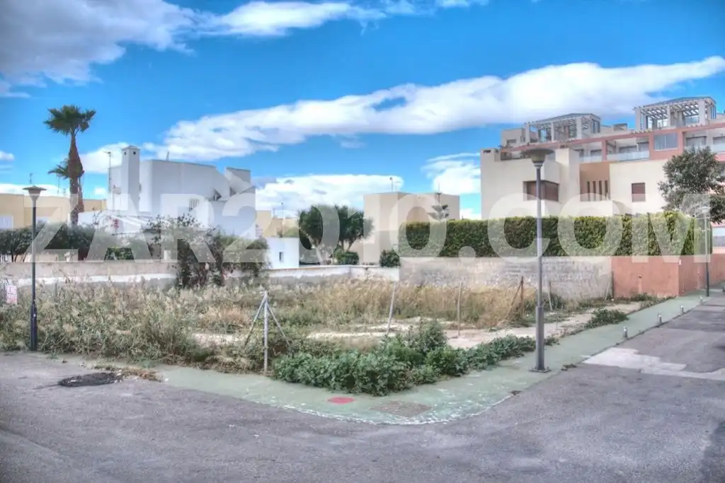 Terreno residencial en venta en Avenida Chafarinas, imagen 2