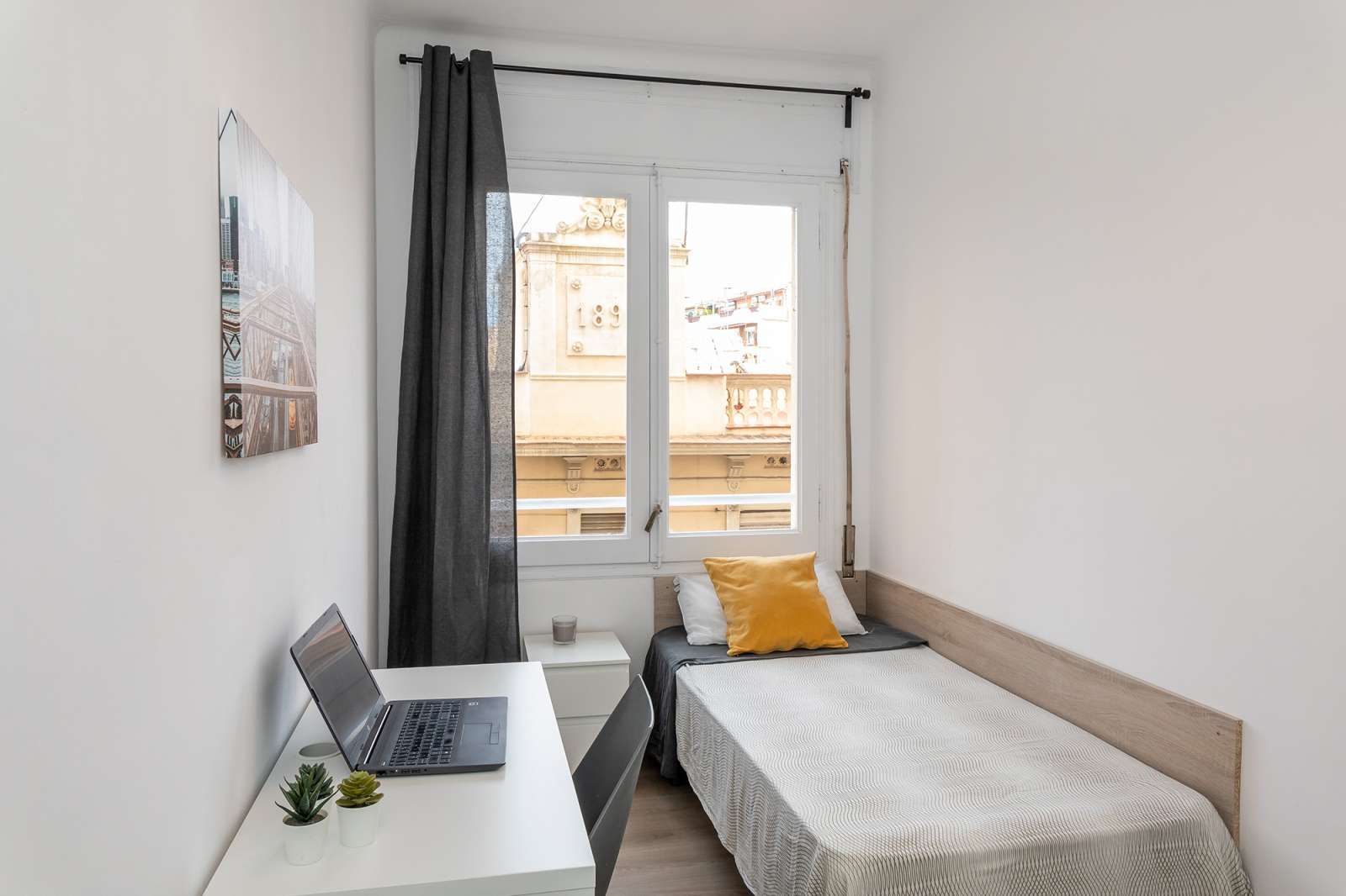 Bedroom of Flat to share in  Barcelona Capital  with Air Conditioner and Terrace