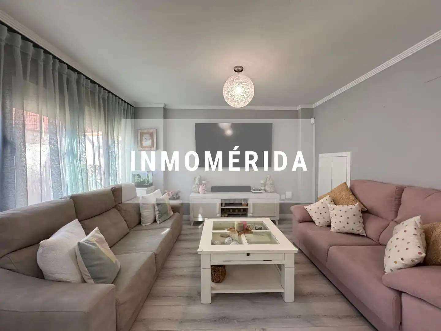 Sala de estar de Casa adosada en venta en Mérida con Aire acondicionado, Calefacción y Jardín privado