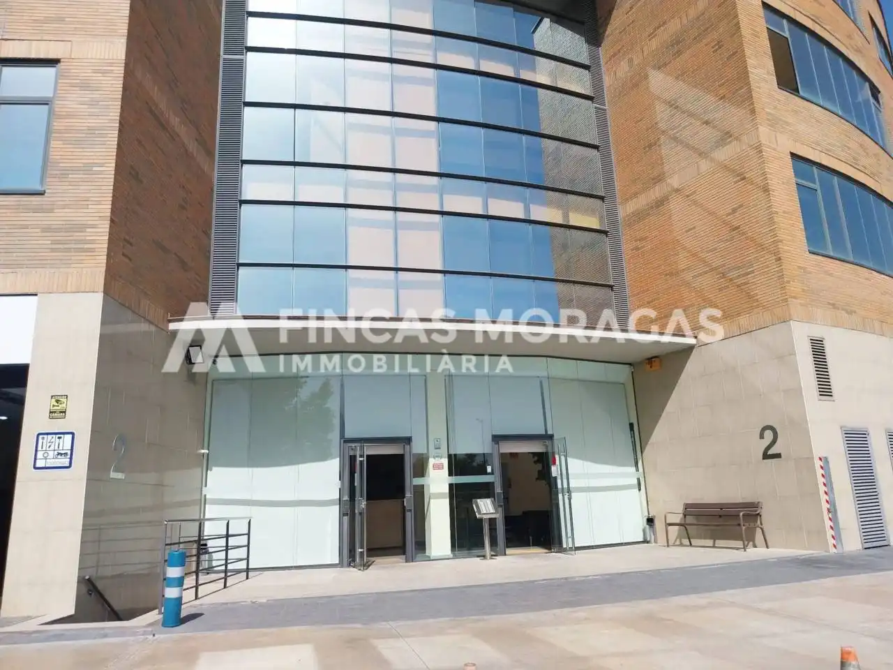 Vista exterior de Garatge en venda en Sant Cugat del Vallès amb Alarma