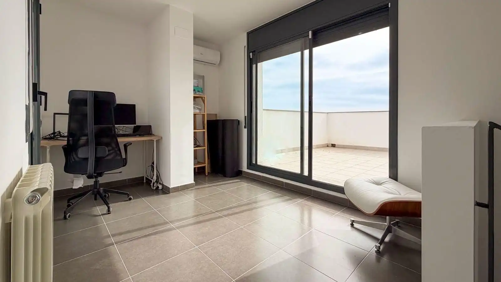 Einfamilien-Reihenhaus zur Miete in Vilanova i la Geltrú mit Klimaanlage, Heizung und Privatgarten