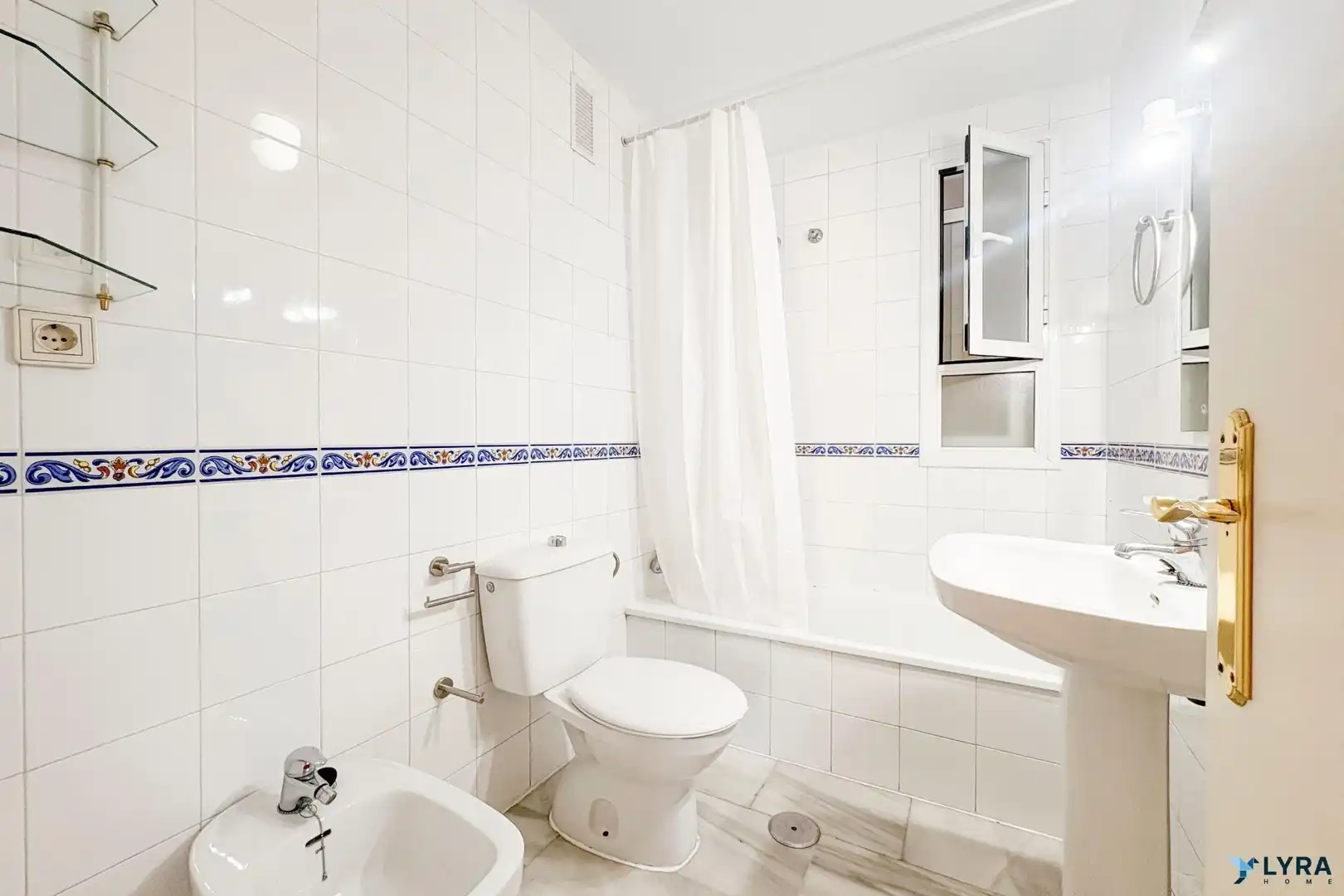 Bathroom of Flat for rent in Tomares  with Balcony and Community pool