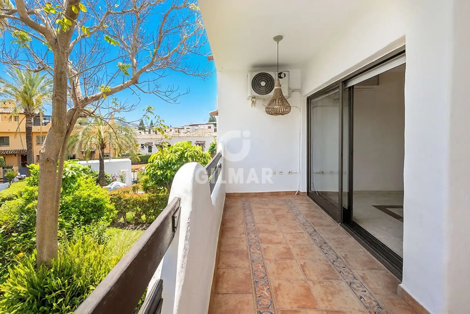Vista exterior de Casa adosada en venta en Marbella con Calefacción, Jardín privado y Piscina