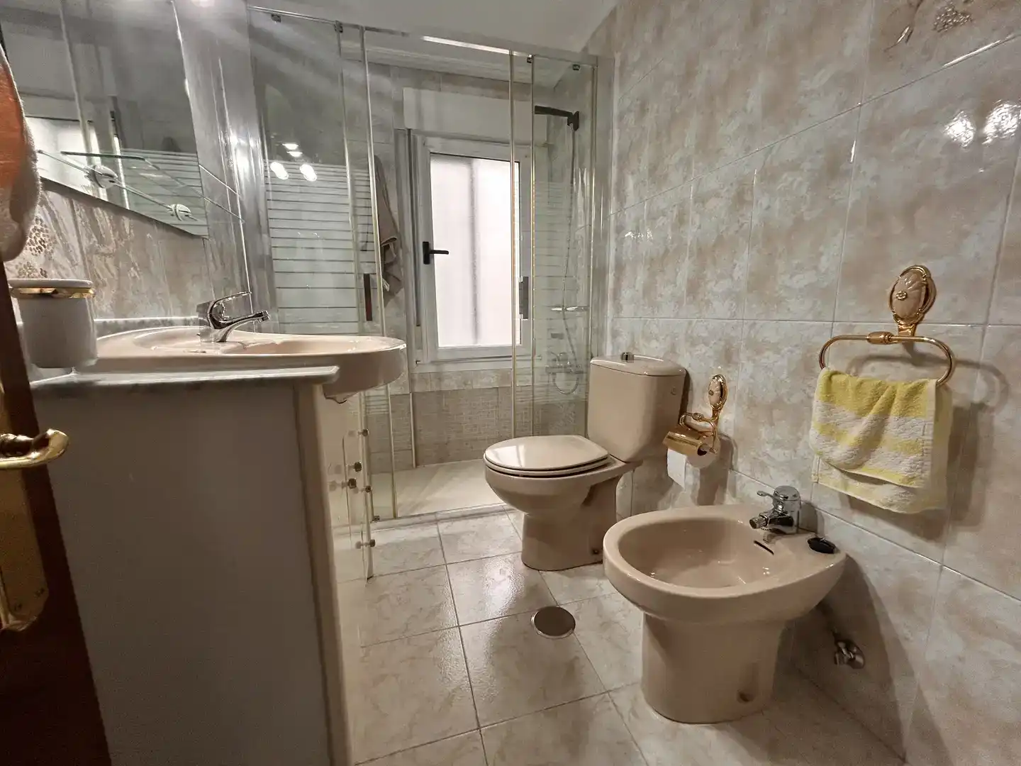 Baño de Piso para compartir en Gijón  con Parquet, Trastero y Amueblado