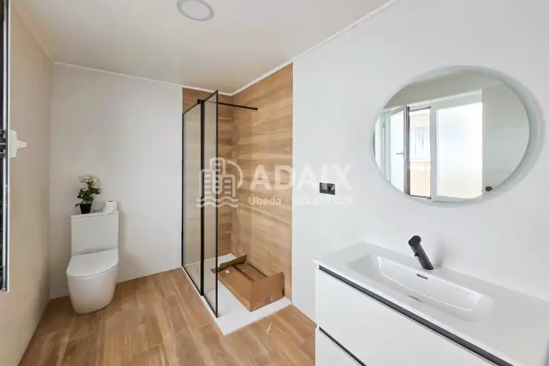 Bathroom of Flat for sale in Úbeda  with Air Conditioner, Heating and Parquet flooring