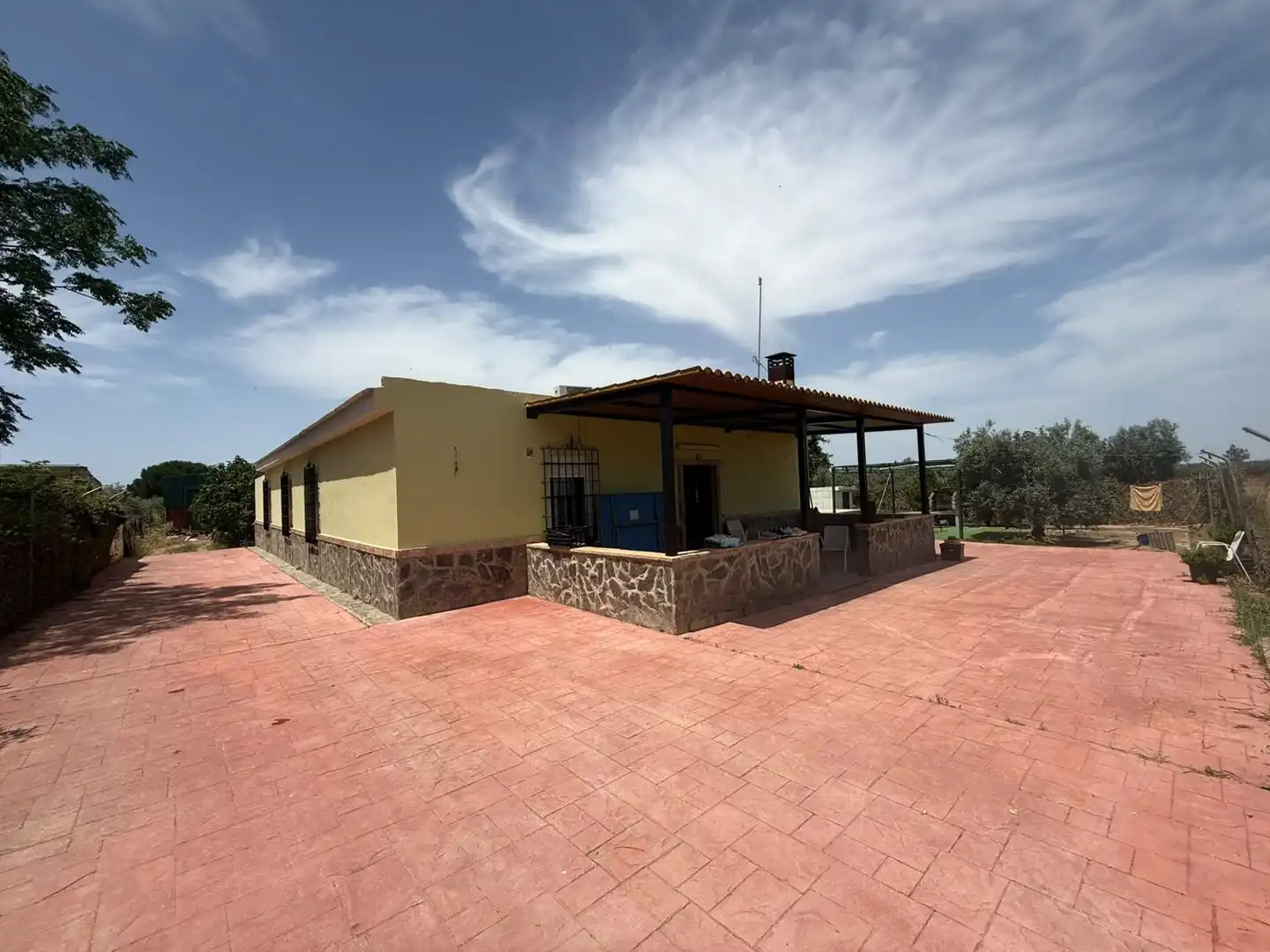 Außenansicht von Country house zum Verkauf in Utrera mit Privatgarten, Terrasse und Schwimmbad