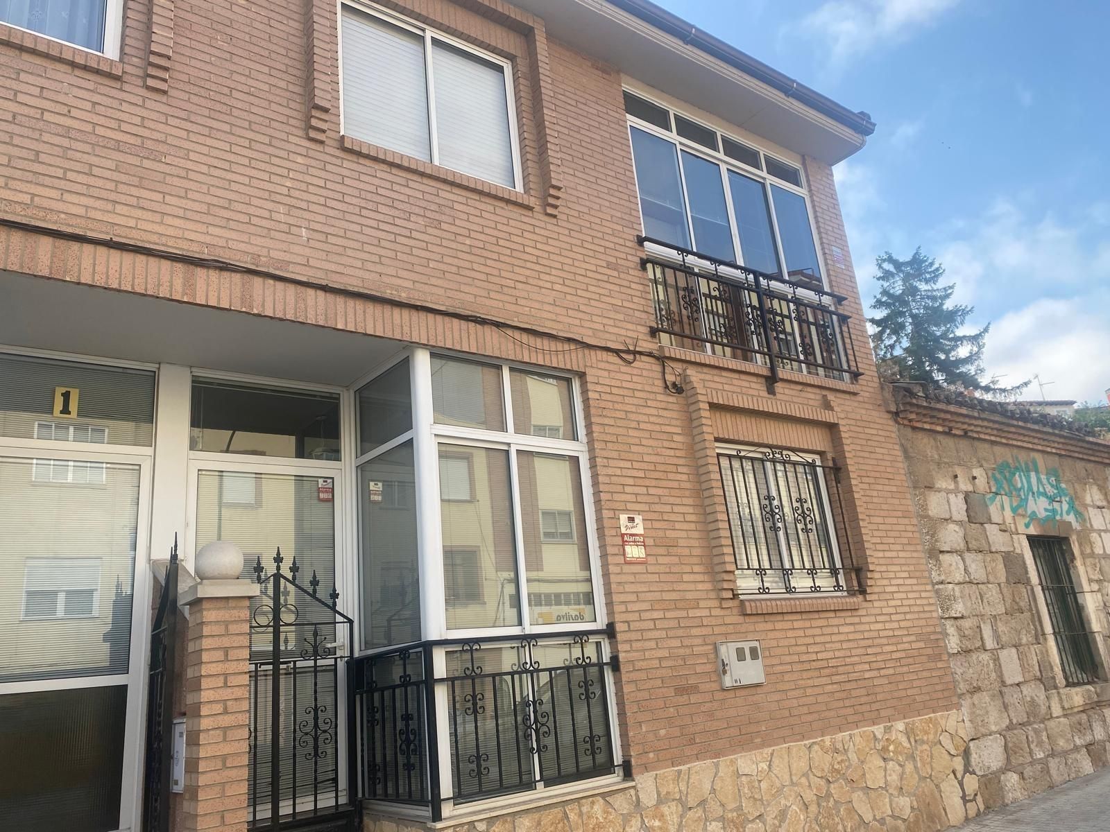 Vista exterior de Casa adosada en venta en Burgos Capital con Terraza y Balcón