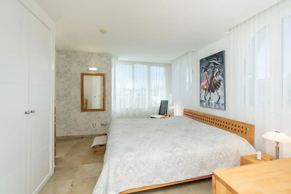 Schlafzimmer von Wohnungen zum Verkauf in Benahavís mit Klimaanlage, Privatgarten und Terrasse