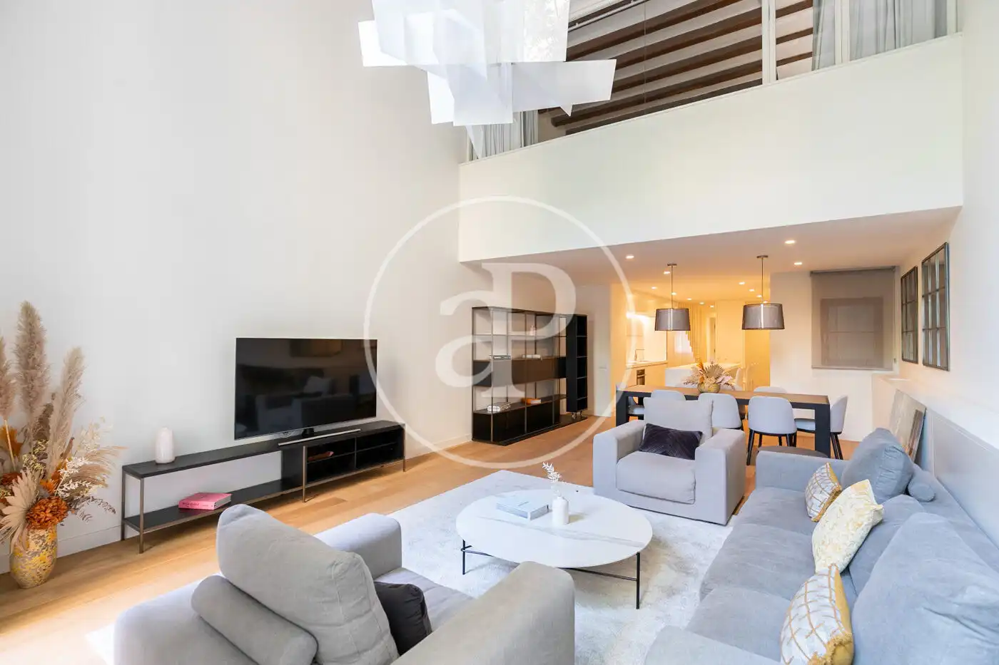 Sala d'estar de Dúplex en venda en Barcelona amb Aire condicionat, Calefacció i Jardí privat