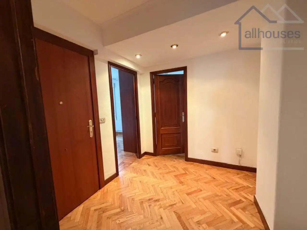 Piso en venta en Vigo  con Calefacción, Parquet y Terraza