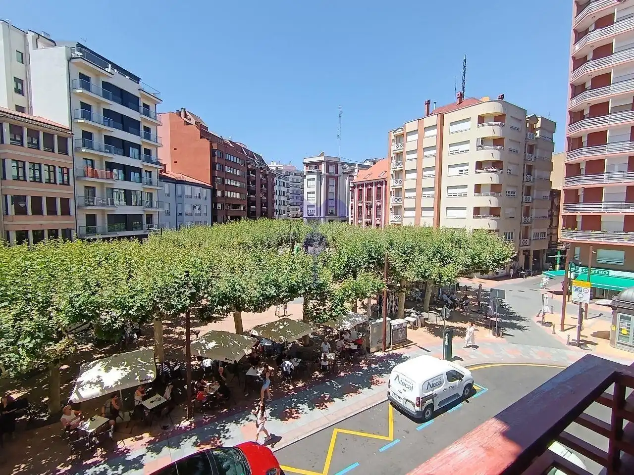 Außenansicht von Wohnung zum Verkauf in León Capital  mit Heizung, Parkett und Terrasse