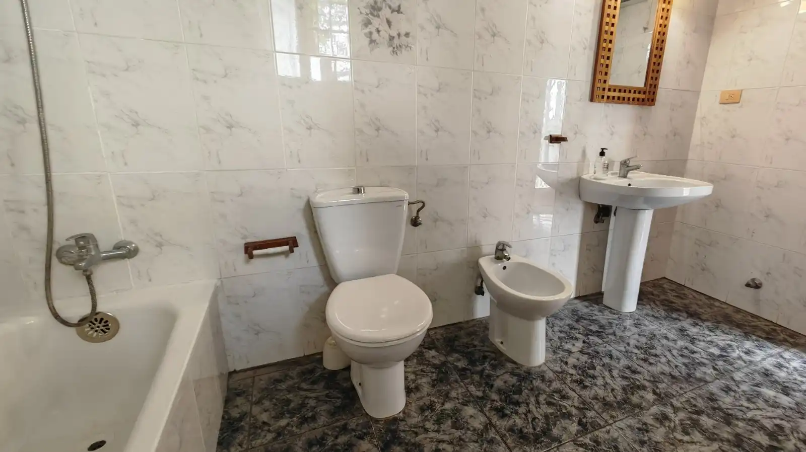 Bany de Casa o xalet en venda en Castellón de la Plana / Castelló de la Plana amb Aire condicionat, Jardí privat i Terrassa