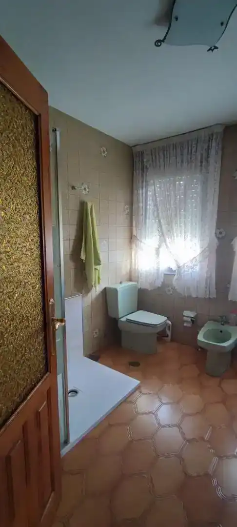 Baño de Casa o chalet en venta en Puente de Domingo Flórez con Jardín privado, Parquet y Piscina