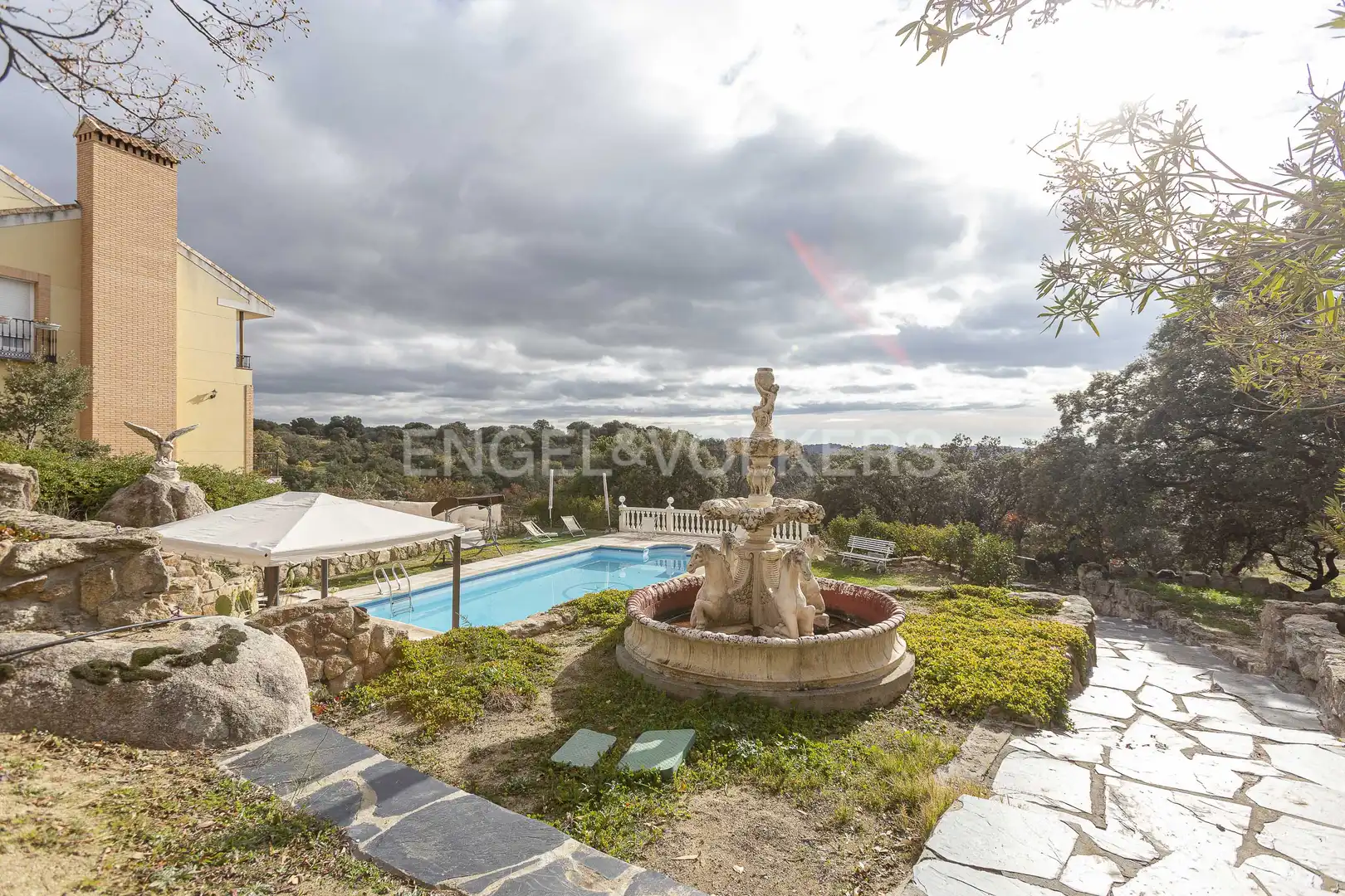 Vista exterior de Casa o xalet en venda en Valdemorillo amb Calefacció, Jardí privat i Terrassa