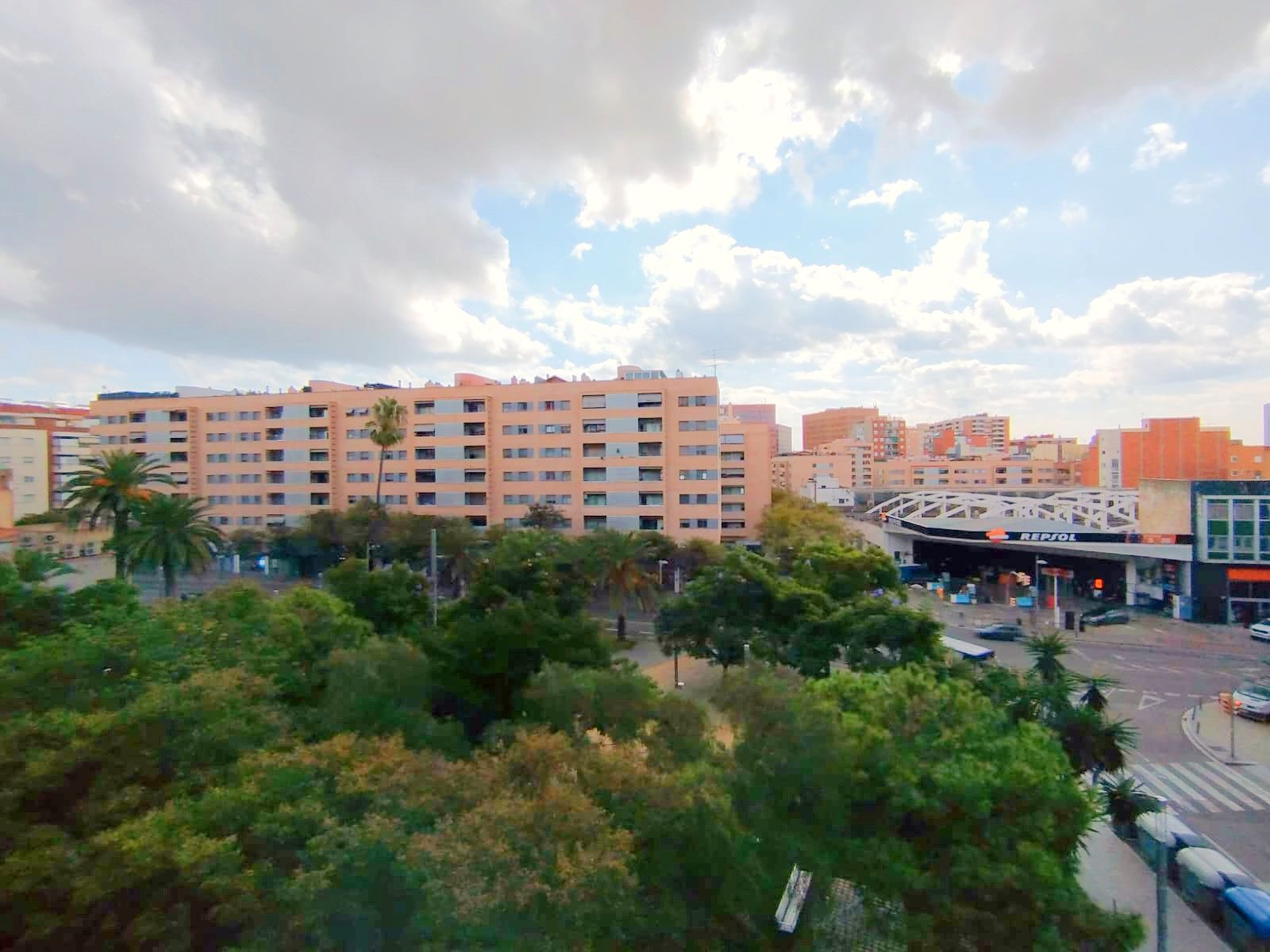 Vista exterior de Piso en venta en L'Hospitalet de Llobregat con Aire acondicionado, Parquet y Terraza