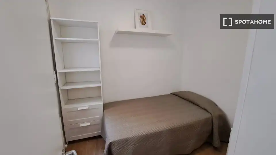 Bedroom of Apartments for share in Madrid  with Air Conditioner, Heating and Terrace