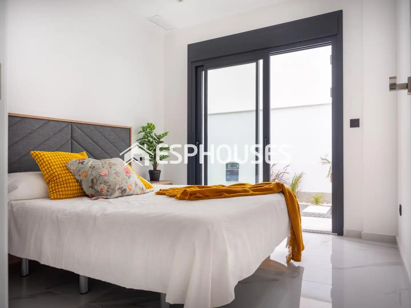 Habitación de Casa adosada en venta en San Pedro del Pinatar con Aire acondicionado, Terraza y Piscina