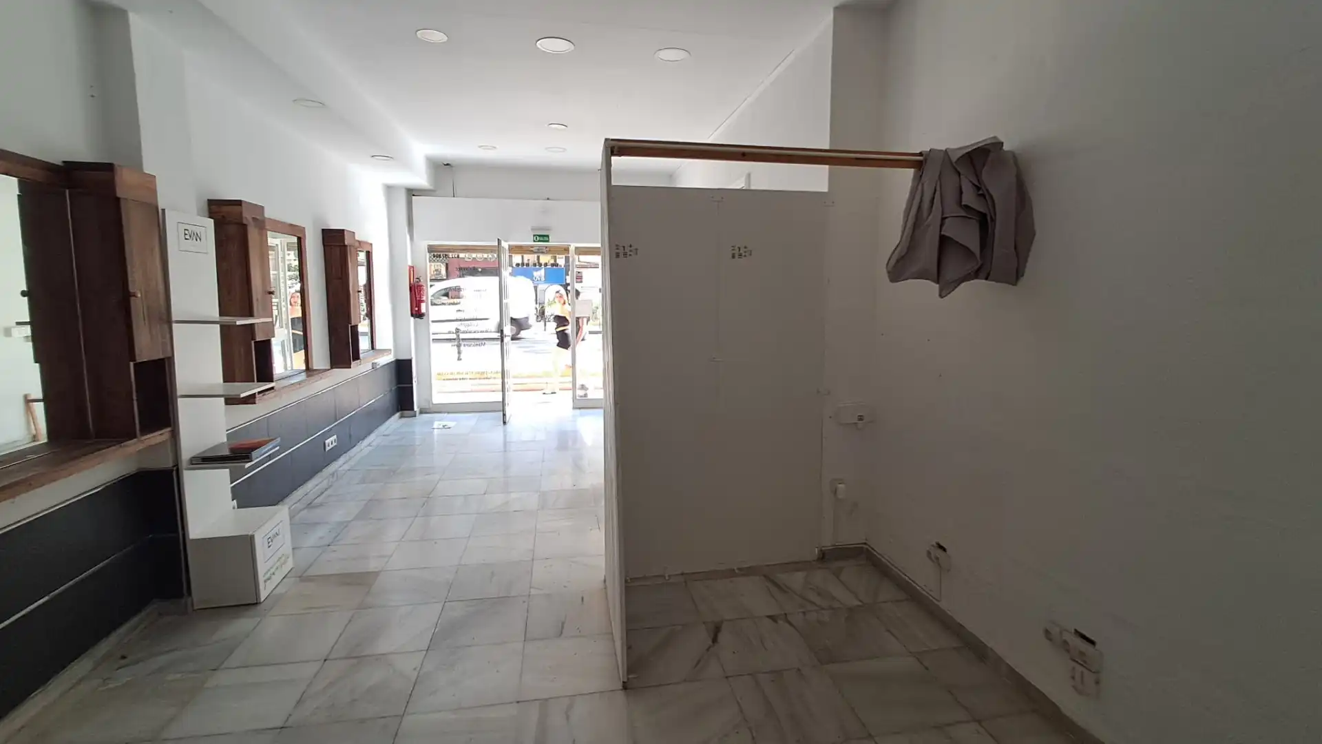 Commercial properties for sale in Fuengirola  with Air Conditioner and Alarm