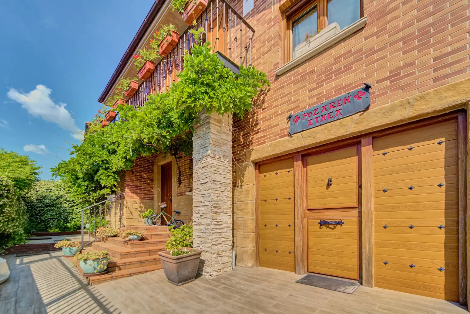 Vista exterior de Casa o chalet en venta en Orkoien con Calefacción, Parquet y Terraza