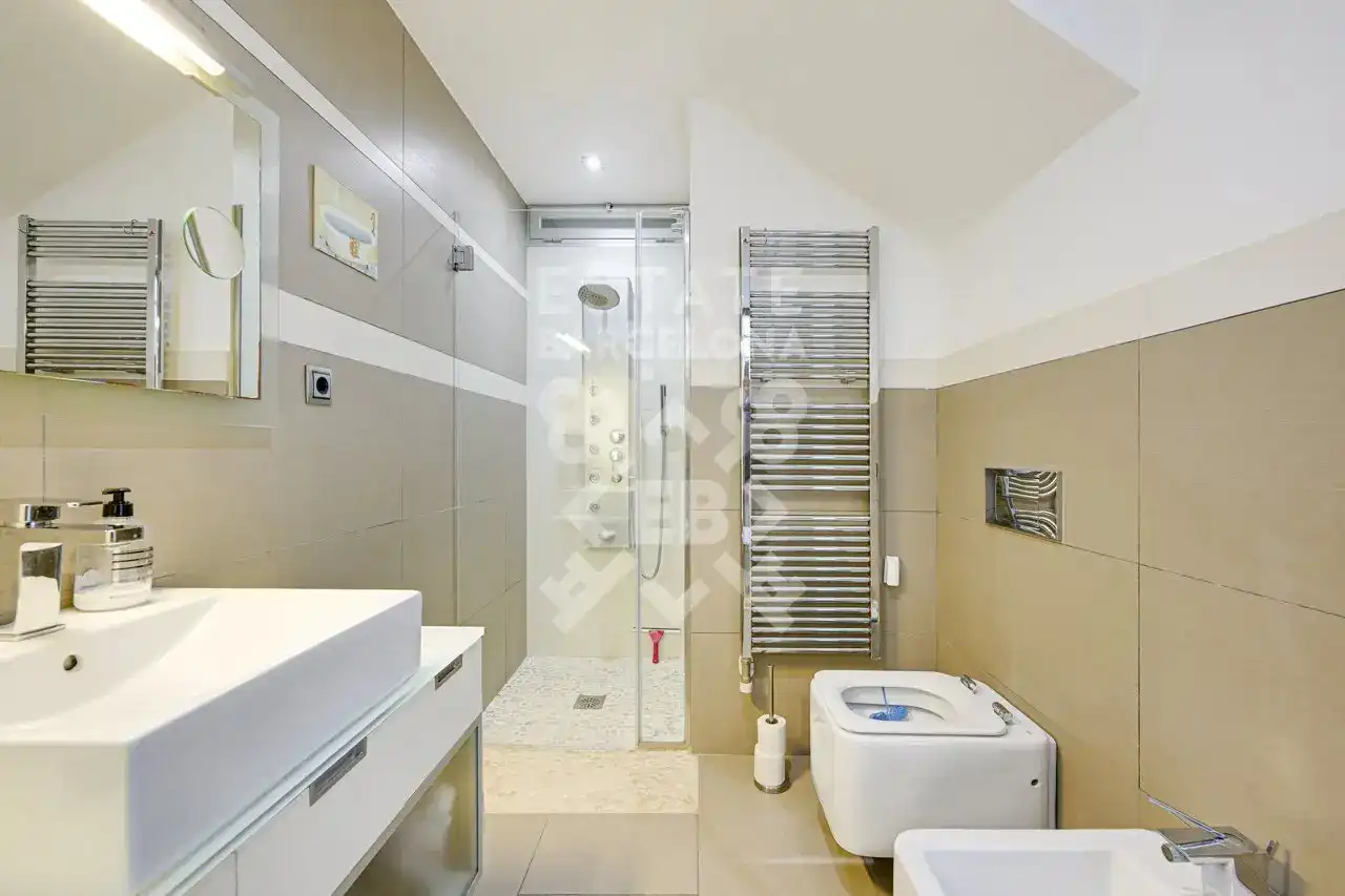 Badezimmer von Einfamilien-Reihenhaus zum Verkauf in Mataró mit Klimaanlage, Heizung und Terrasse