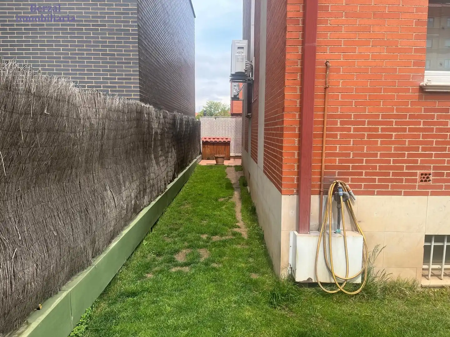 Vista exterior de Casa adosada en venda en  Logroño amb Aire condicionat, Calefacció i Jardí privat