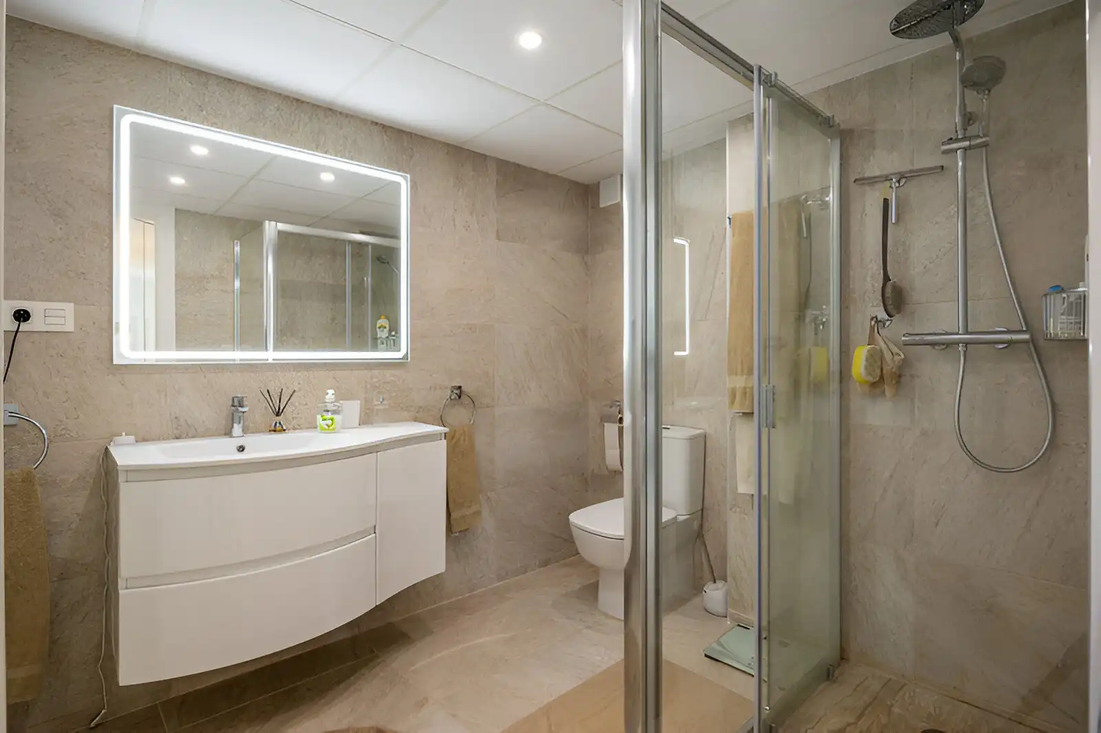 Badezimmer von Erdgeschoss zum Verkauf in Mijas mit Klimaanlage, Terrasse und Schwimmbad