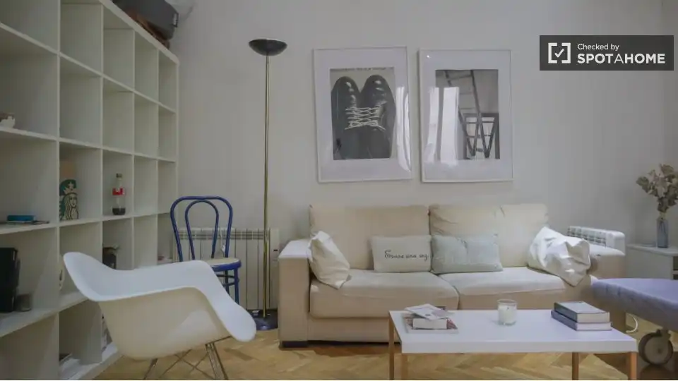 Room in Cortes - Huertas