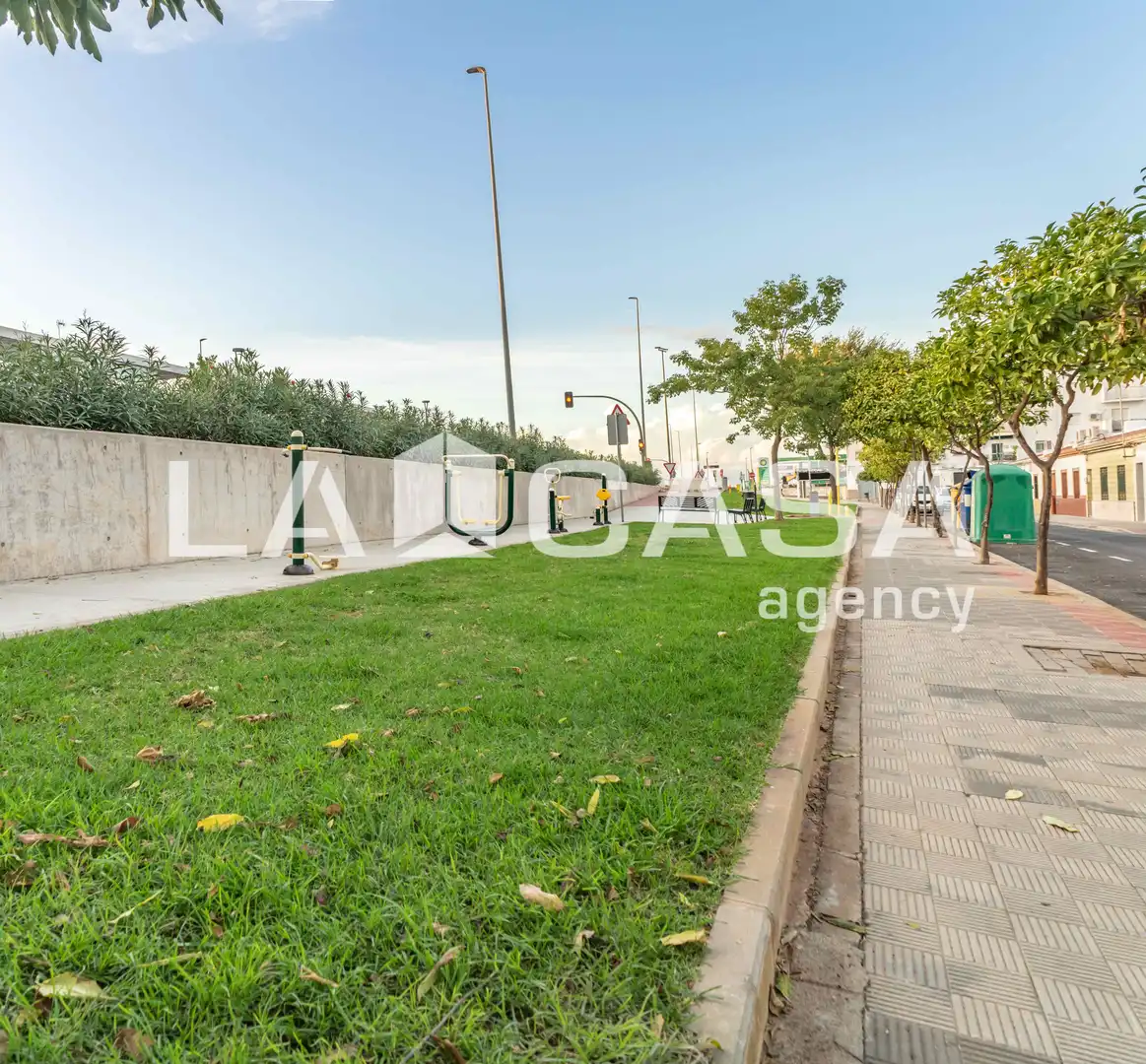 Vista exterior de Piso en venta en Dos Hermanas con Aire acondicionado y Terraza