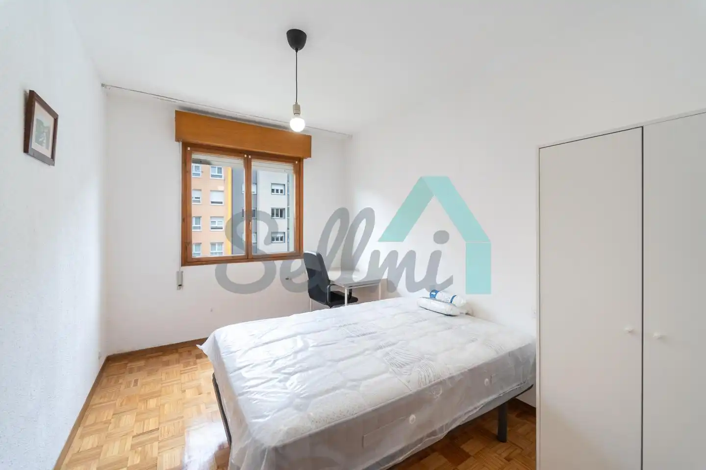 Bedroom of Flat for share in Oviedo   with Heating, Parquet flooring and Furnished