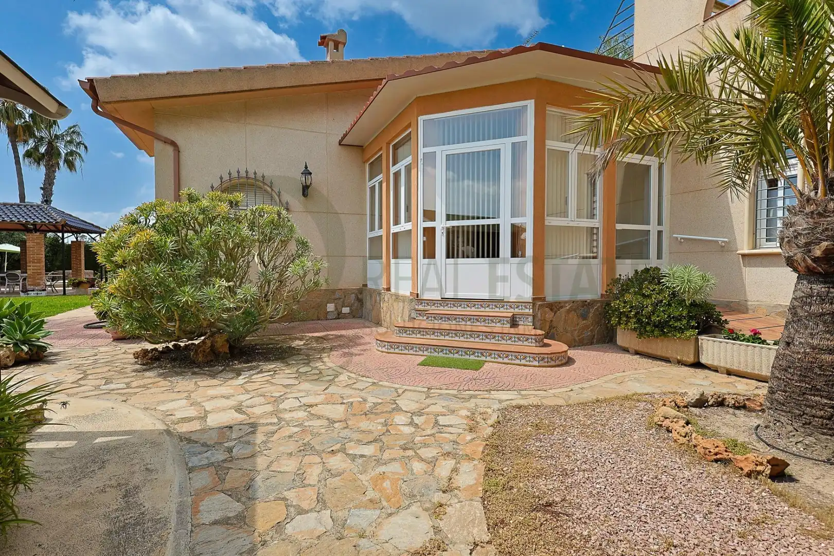 Vista exterior de Casa o xalet en venda en Alicante / Alacant amb Aire condicionat, Calefacció i Jardí privat