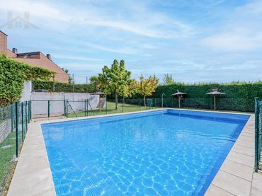 Reihenhaus mit Pool zum Verkauf in Travesía de los Arces 78
