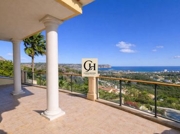 Villa avec balcon à vendre à Calle Amelia Pelaez
