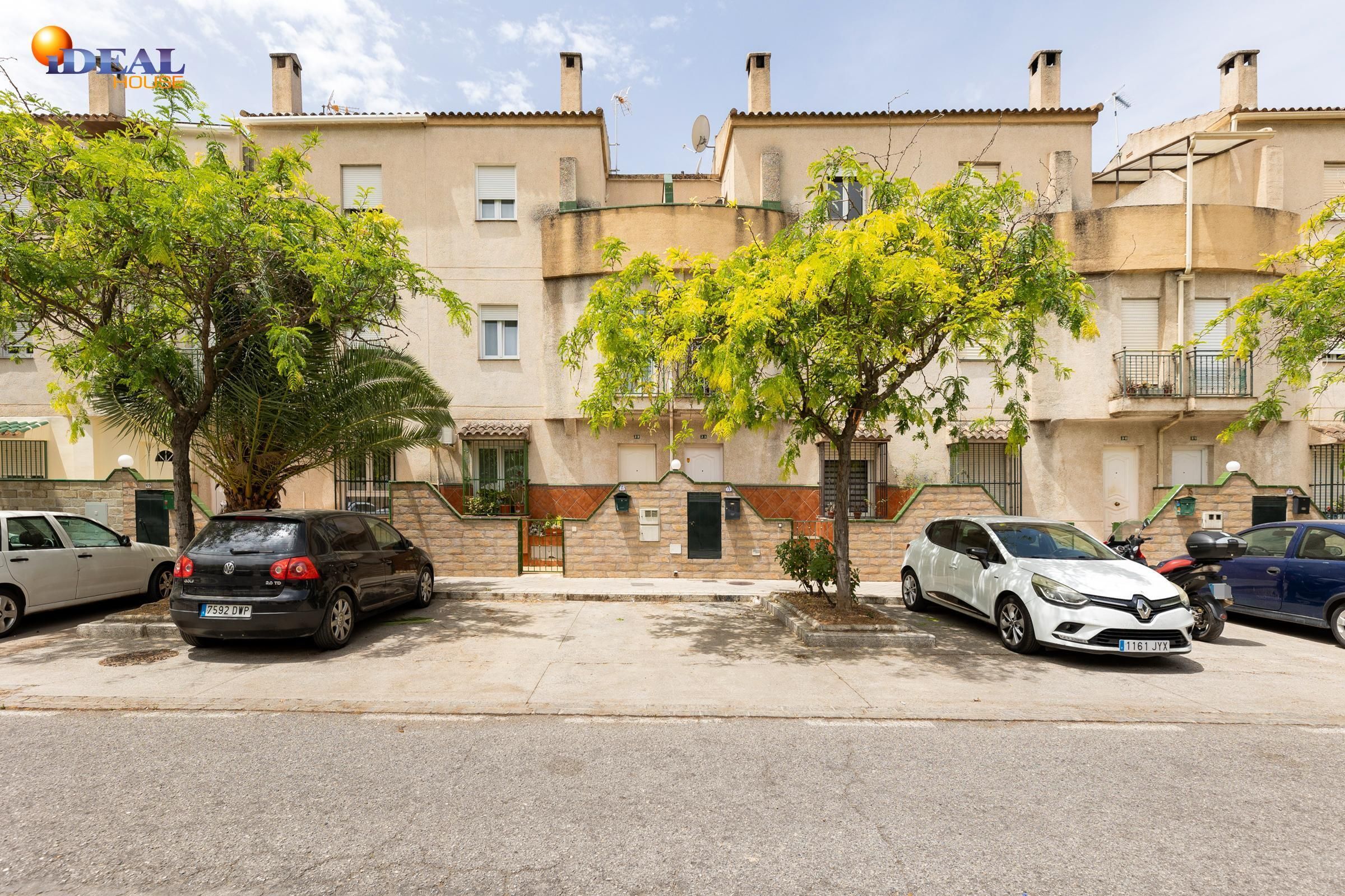 Exterior view of Single-family semi-detached for sale in  Granada Capital