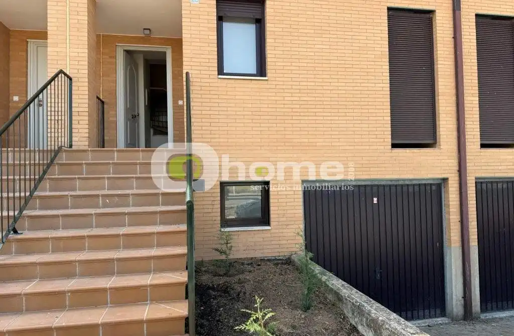 Vista exterior de Casa adosada en venda en Morales de Toro amb Calefacció, Jardí privat i Moblat