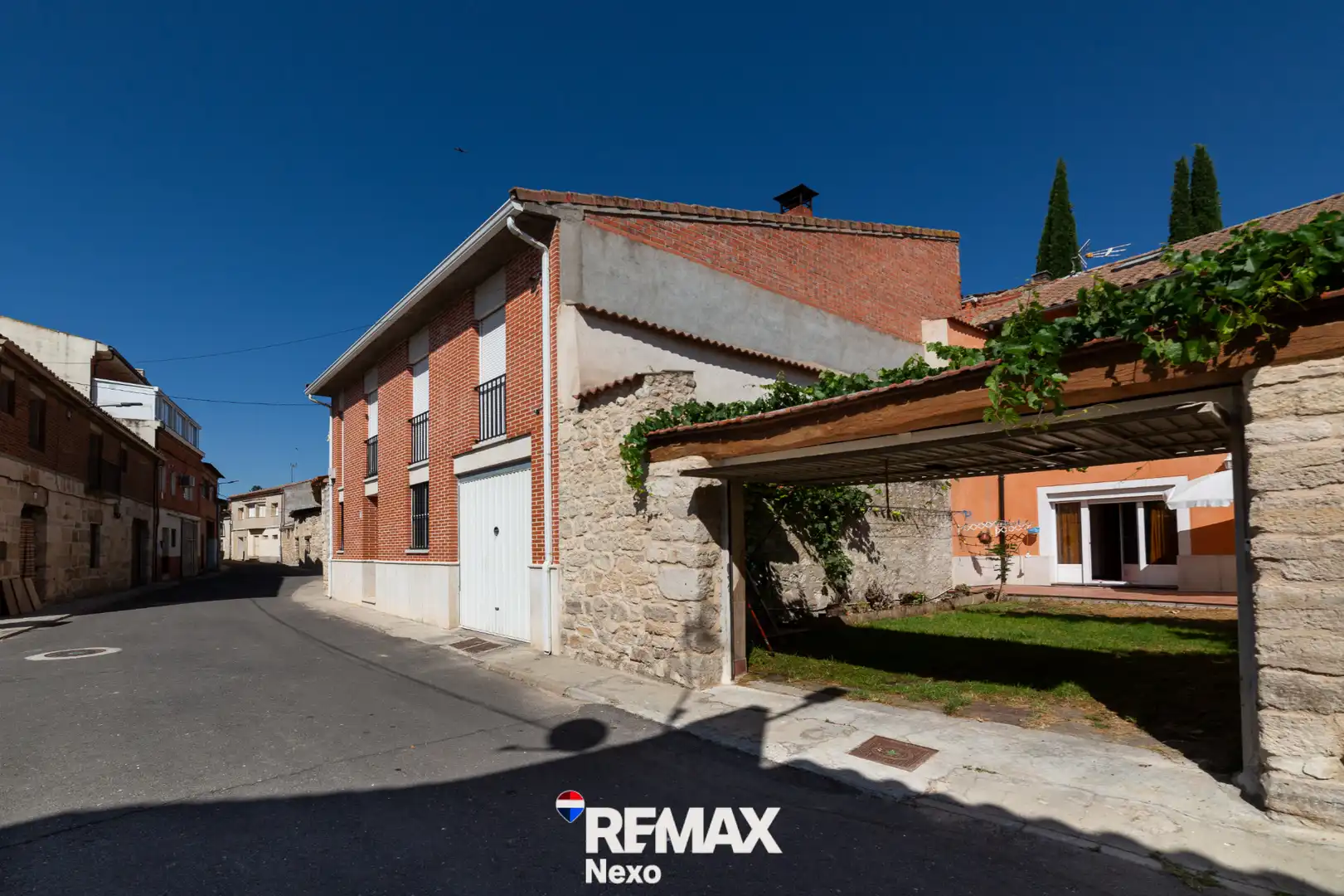 Vista exterior de Casa adosada en venda en Wamba amb Calefacció, Jardí privat i Terrassa