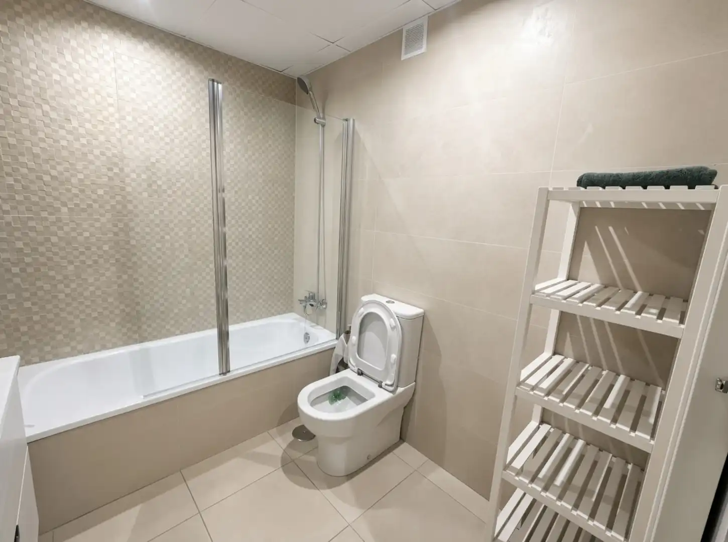 Bany de Apartament en venda en Marbella amb Aire condicionat, Terrassa i Piscina