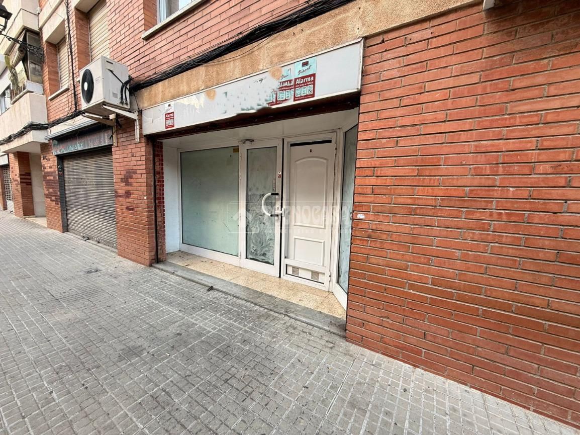 Vista exterior de Local en venda en Viladecans amb Alarma