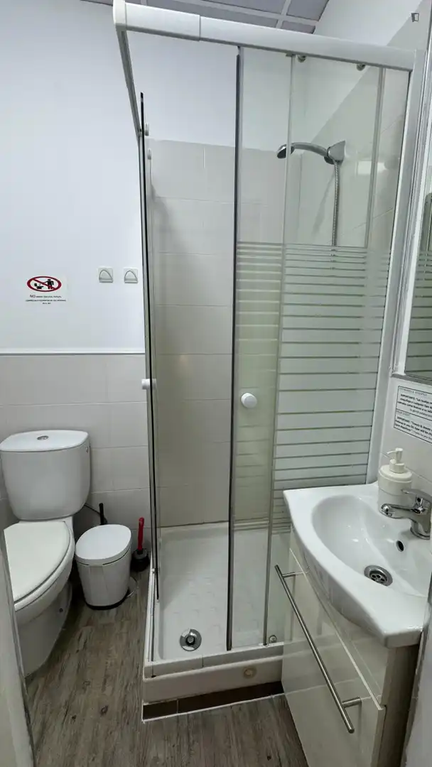 Badezimmer von Wohnung zur Miete in Madrid mit Klimaanlage, Heizung und Möbliert
