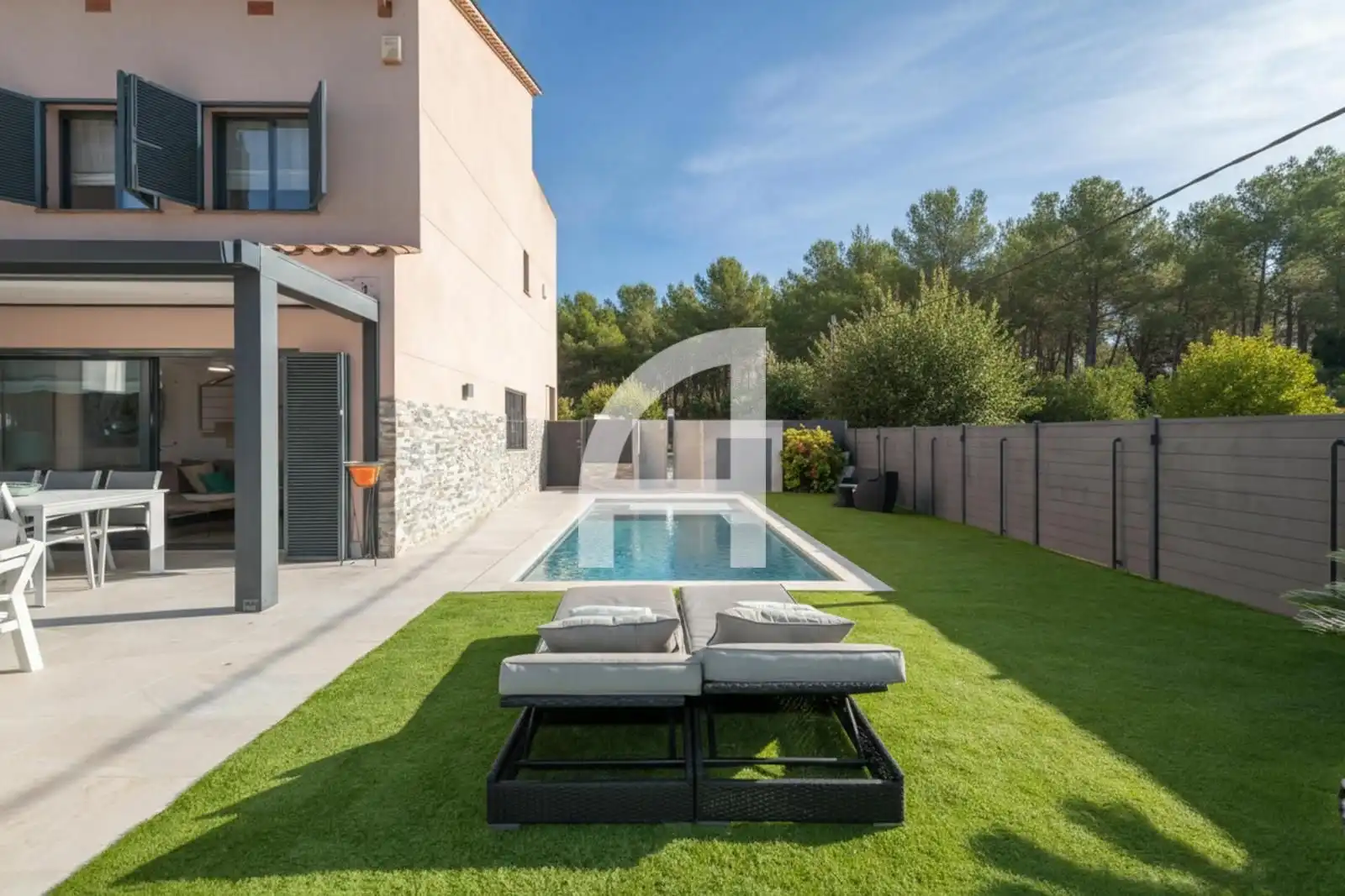 Schwimmbecken von Einfamilien-Reihenhaus zum Verkauf in Castell d'Aro, Platja d'Aro i s'Agaró mit Klimaanlage, Privatgarten und Terrasse