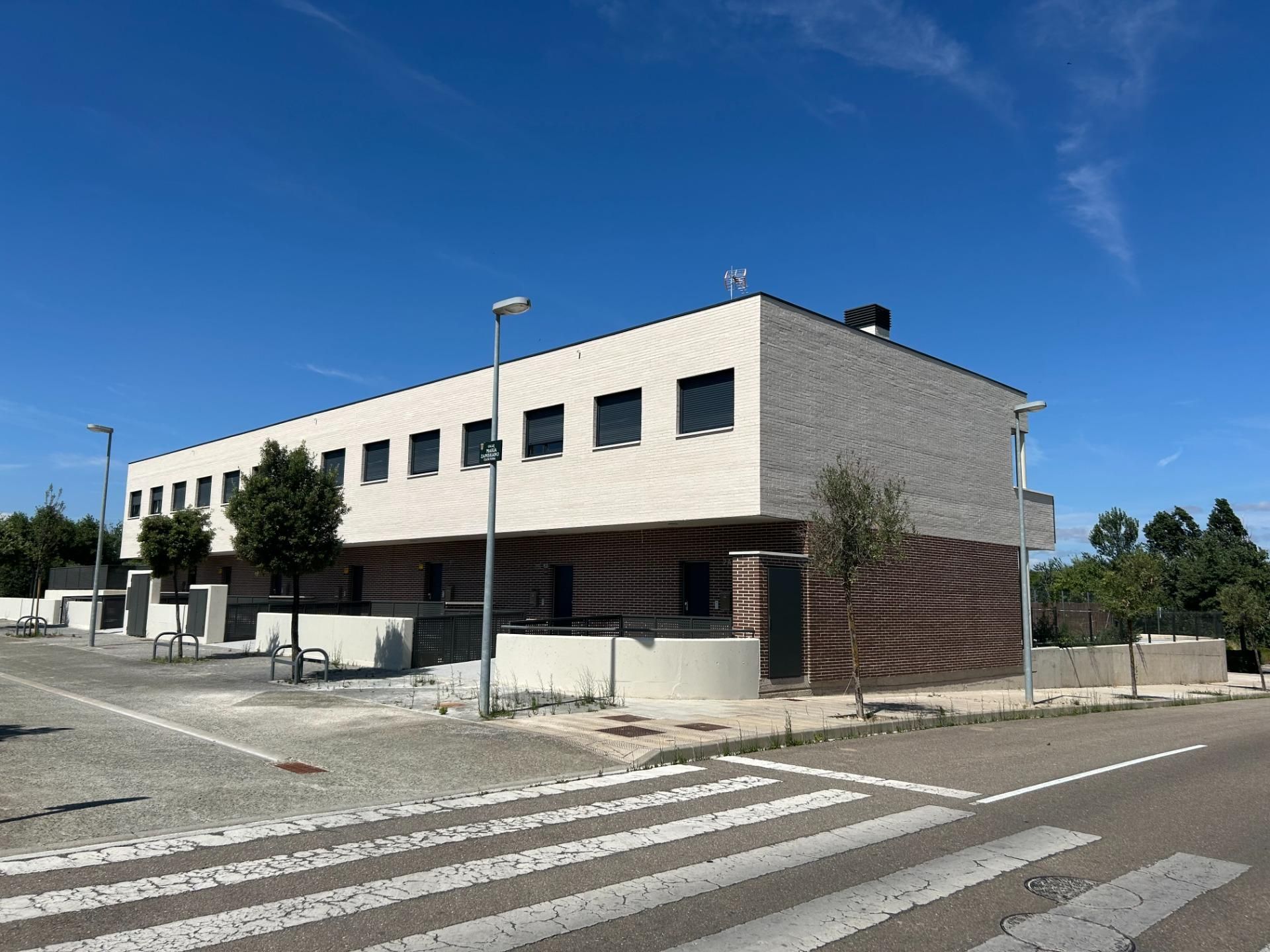 Vista exterior de Casa adosada en venda en Tudela amb Calefacció, Jardí privat i Parquet