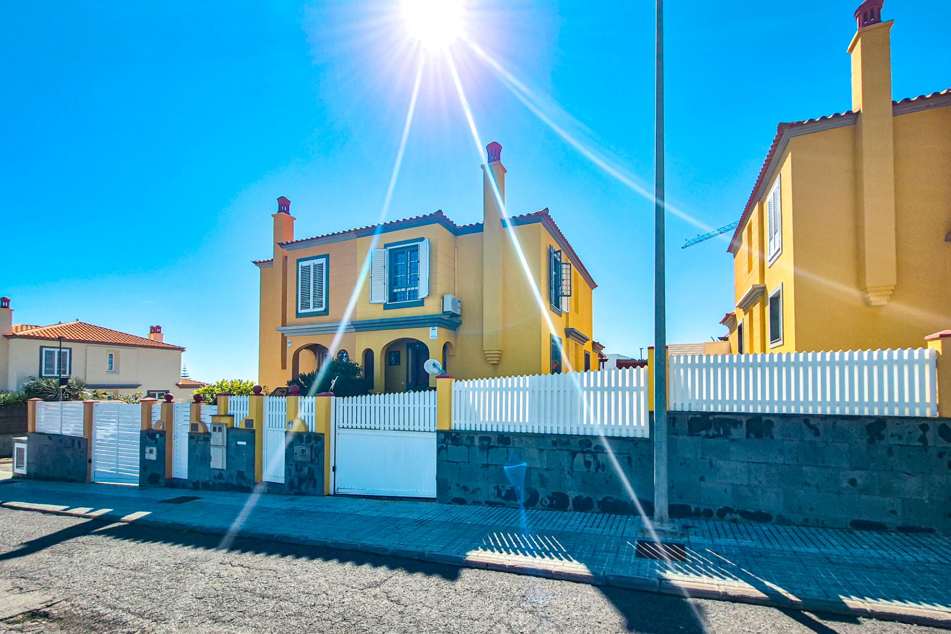 Vista exterior de Casa adosada en venda en Las Palmas de Gran Canaria amb Aire condicionat, Jardí privat i Terrassa