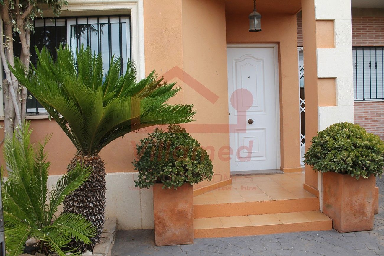 Vista exterior de Casa adosada en venda en La Pobla de Vallbona amb Aire condicionat, Calefacció i Jardí privat
