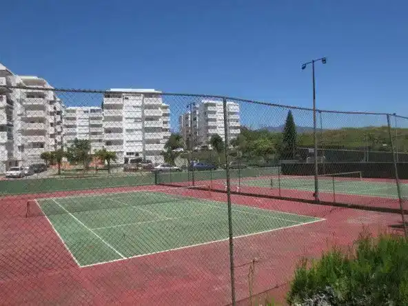 Vista exterior de Pis en venda en Estepona amb Aire condicionat, Parquet i Piscina