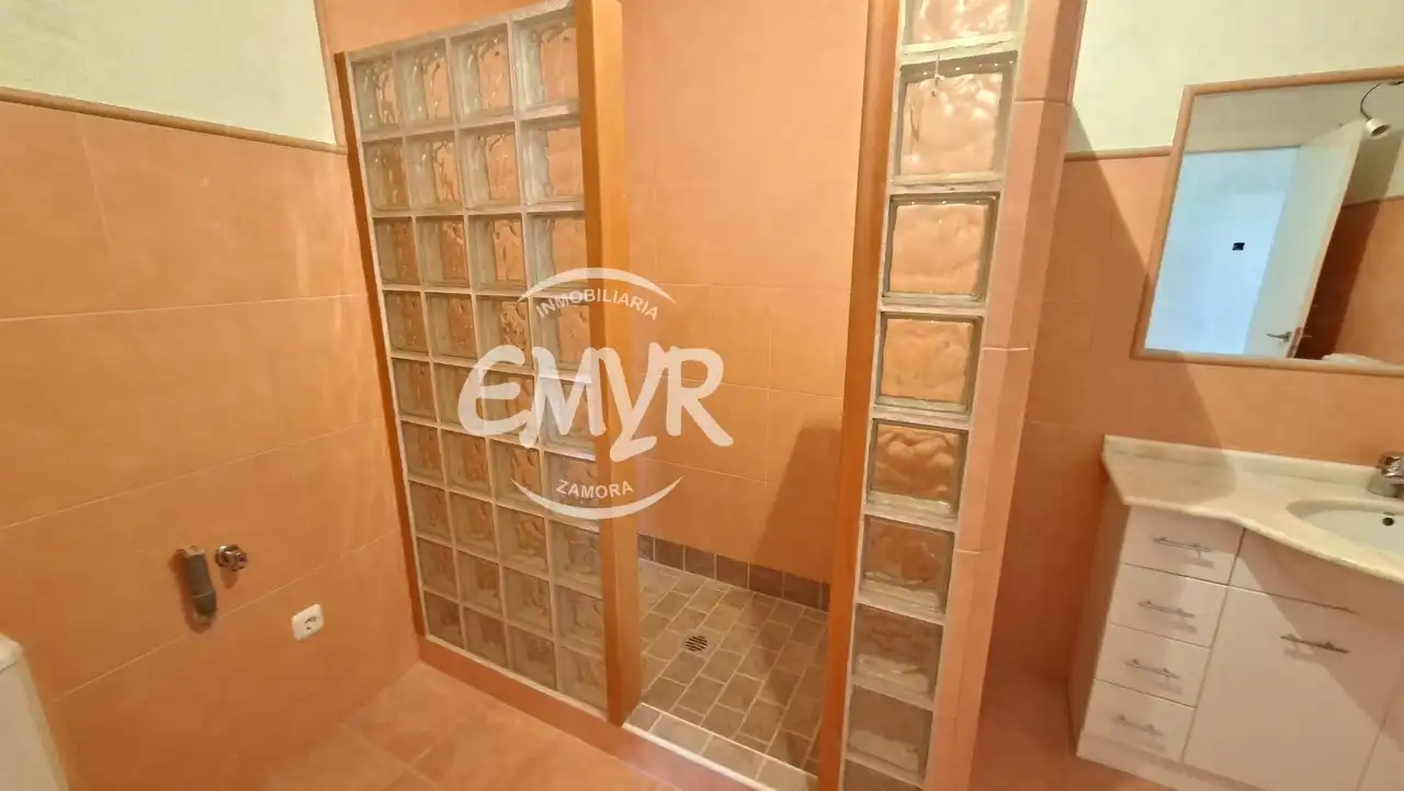 Baño de Casa o chalet en venta en Coreses con Calefacción y Jardín privado