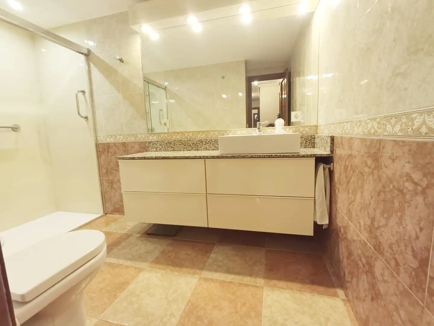 Baño de Piso en venta en  Córdoba Capital con Jardín privado y Balcón