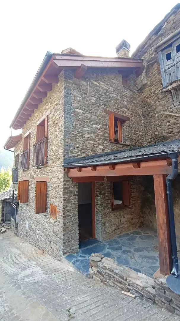 Vista exterior de Casa o xalet en venda en La Guingueta d'Àneu amb Balcó