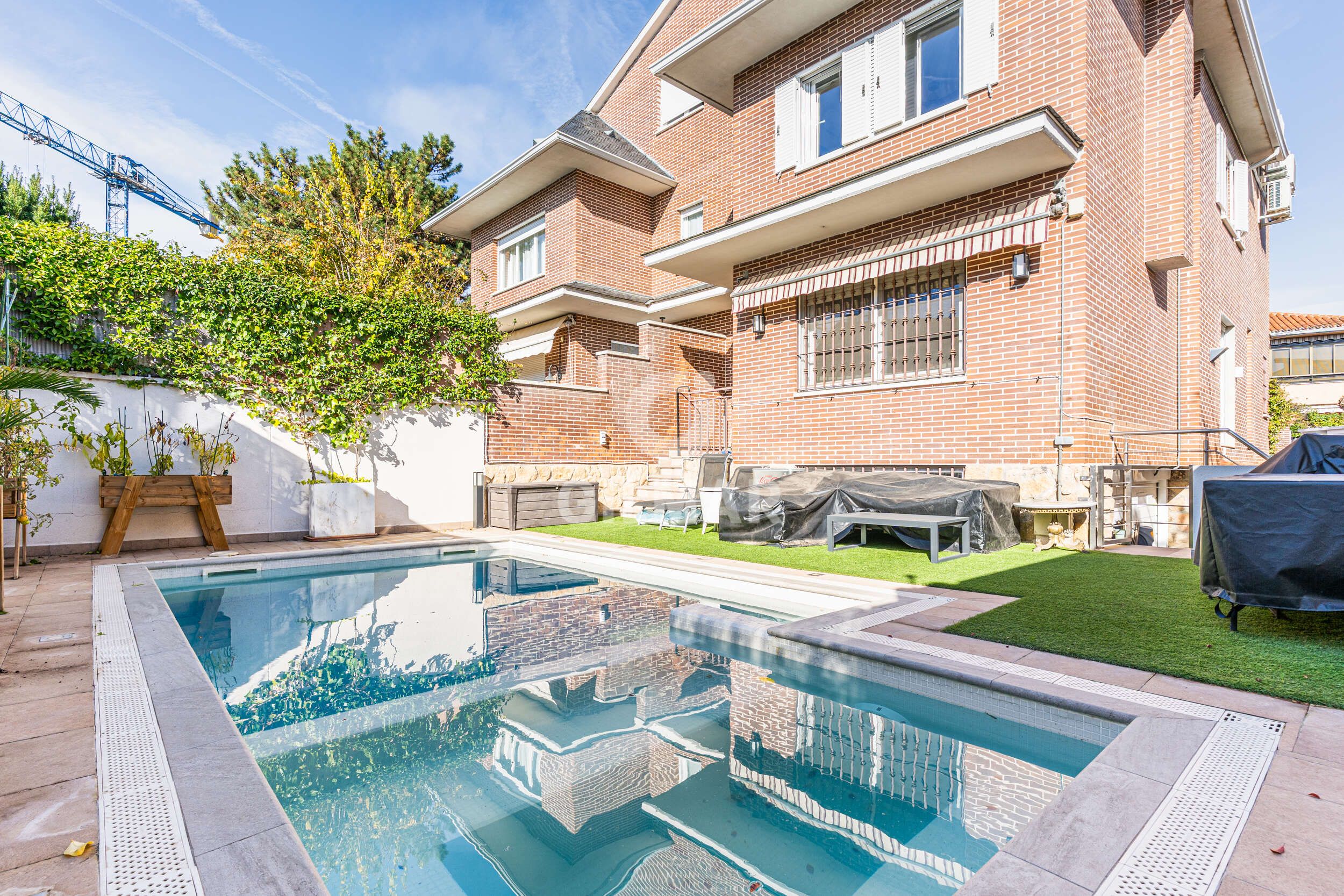 Swimming pool of Single-family semi-detached for sale in Pozuelo de Alarcón  with Heating, Private garden and Swimming Pool