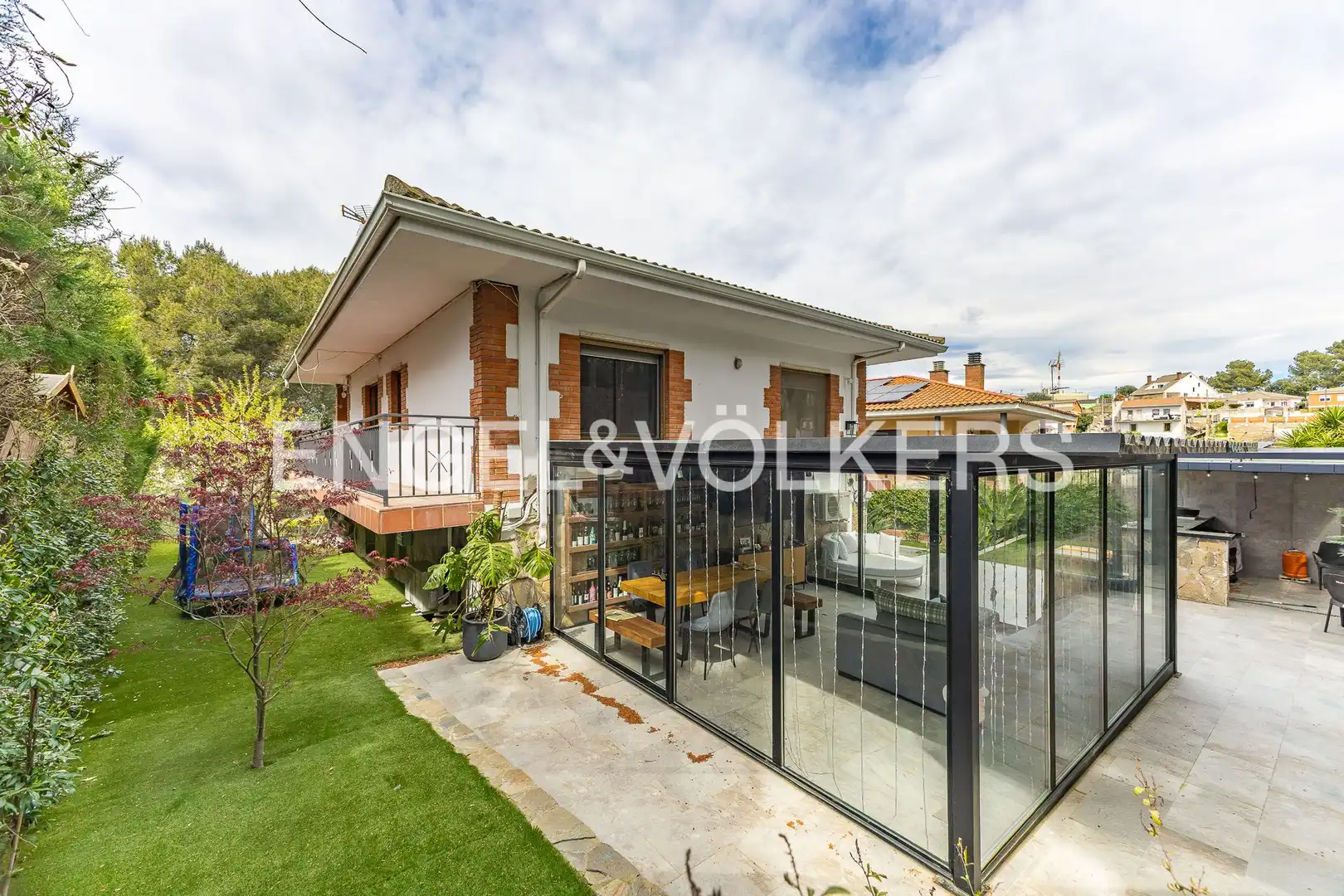 Vista exterior de Casa adosada en venta en Terrassa con Aire acondicionado, Calefacción y Jardín privado
